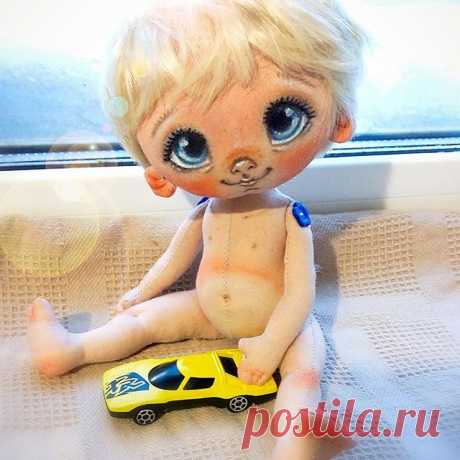 Вчера муж придавил меня к дивану и заставлял есть и смотреть телевизор😄Я просила,злилась,закатывала глаза,умоляла....Выкорябываться из под его руки устала и затихла.У него одна рука пол-меня весит...Посмотрели два фильма.А потом он уснул.А я выползла и пошла нарисовала мальчонке мордашку карандашом)Для меня ужасно непривычно просто лежать смотреть телек и ничегошеньки не делать.Аж ломка начинается.А сегодня вотЬ😊Теперь пошли одеваться)
#Сладулькиотириски 
#авторскаякукла 
#кукларучнойработы