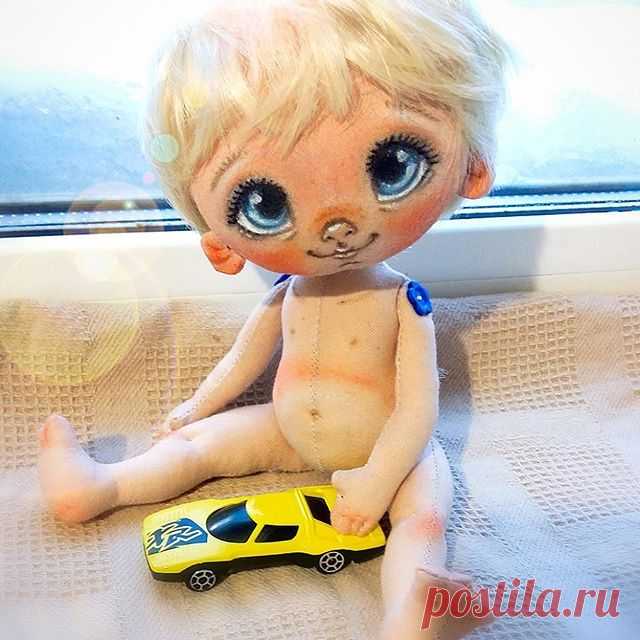 Вчера муж придавил меня к дивану и заставлял есть и смотреть телевизор😄Я просила,злилась,закатывала глаза,умоляла....Выкорябываться из под его руки устала и затихла.У него одна рука пол-меня весит...Посмотрели два фильма.А потом он уснул.А я выползла и пошла нарисовала мальчонке мордашку карандашом)Для меня ужасно непривычно просто лежать смотреть телек и ничегошеньки не делать.Аж ломка начинается.А сегодня вотЬ😊Теперь пошли одеваться)
#Сладулькиотириски 
#авторскаякукла 
#кукларучнойработы