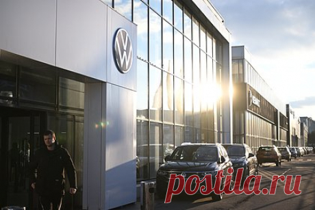 Немецкий Volkswagen назвал цену продажи российских активов. Немецкий Volkswagen назвал цену сделки по продаже активов автоконцерна в России. ООО «Фольксваген Груп Рус» и подконтрольные ему четыре компании выкупила за 125 миллионов евро структура дилерского холдинга «Авилон», российская «Арт-Финанс». Продажу завершили 18 мая 2023 года.