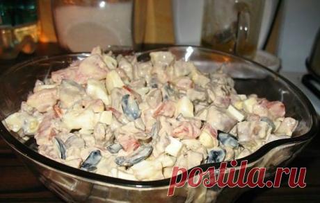 Салат из куриной печени с помидорами
-Печень куриная — 500 г 
-Помидор (свежий) — 2 шт 
-Перец сладкий — 1 шт. 
-Яйцо (отварное) — 3 шт. 
-Маслины (без косточек) — 100 г 
-Майонез 
-Специи 
==

Куриную печень промыть, отварить в подсоленной воде, остудить и нарезать кубиками. Помидоры и перец порезать кубиками. 
+ кубиками яйца, + половинки маслины. 
Заправить майонезом 
По желанию приправить черным перцем и приправами
При подаче его можно посыпать ложкой поджаренного кунжута.