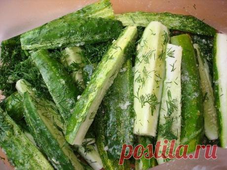 Огурцы быстрого поедания 

Сделать такую вкуснятину у Вас не составит особого труда. Итак: 

Ингредиенты: 

огурцы свежие — 4кг 
сахар - 1 стакан сахар 
уксус — 1 стакан 
растительное масло(рафинированное) — 1 стакан 
соль - 2 ст. ложки 
чеснок тертый — 2 ст. ложки 
черный молотый перец — 1-2 г 
большой пучок укропа 

Приготовление: 

Огурчики помыть и разрезать на 4 части. Добавить соль, сахар, перец, слегка перемешать и добавить растительное масло и уксус. (именно в тако...