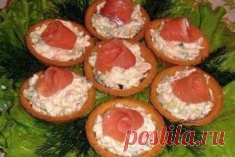 Самые вкусные праздничные закуски в тарталетках Салаты в тарталетках — невероятно вкусная и удобная закуска для праздничного стола. Ведь есть ее можно просто руками.