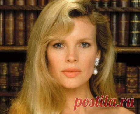 65-летняя Ким Бейсингер стала неузнаваемой: актриса сделала редкий выход в свет