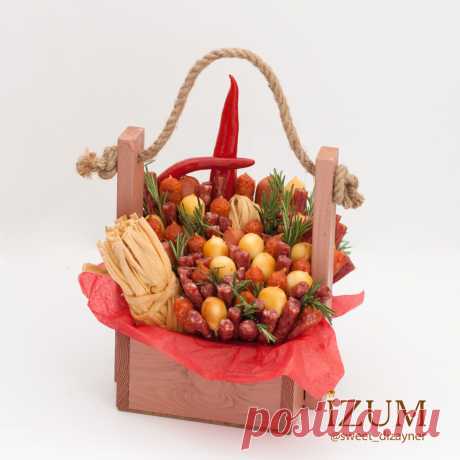 Мужской бокс "23 февраля" - Съедобные букеты Пермь Размер: высота 30см., ящик 13х13см.  Напиток не входит в стоимость композиции и предоставляется заказчиком для оформления, оставляю под него место и вы можете поставить самостоятельно.  Мужские боксы смотрятся очень стильно и хотя этот бокс небольшой, но 23 февраля показало, что он имеет право на жизнь. В нем всего в меру для вашего мужчины и самое главное очень вкусная цена на этот мясной букет для мужчины.