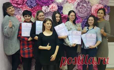 Что для вас волшебство? Подарки под ёлкой? Удивительные истории? Феи и волшебная пыль?

Для нас волшебство - это блеск в глазах наших выпускниц, когда они понимают какую огромную работу они проделали, волшебство - это их преображение всего за пару дней курса, это то, как они светятся и улыбаются лучезарными улыбками, когда получают свои заветные дипломы и видят своих прекрасных моделей с идеальными ресничками, которые нарастили они сами!