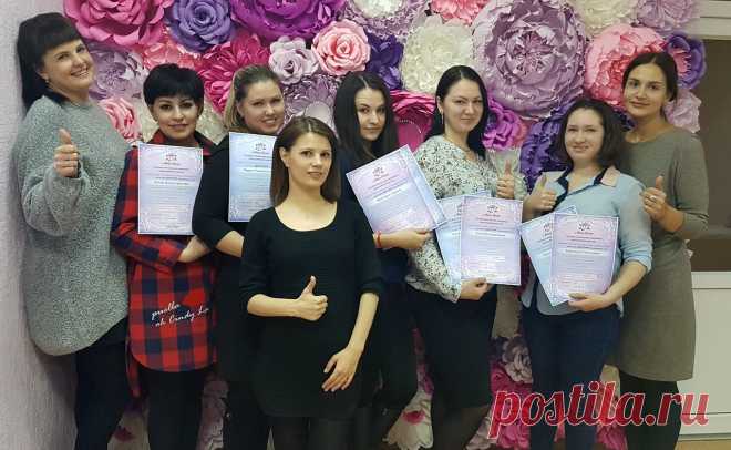 Что для вас волшебство? Подарки под ёлкой? Удивительные истории? Феи и волшебная пыль?

Для нас волшебство - это блеск в глазах наших выпускниц, когда они понимают какую огромную работу они проделали, волшебство - это их преображение всего за пару дней курса, это то, как они светятся и улыбаются лучезарными улыбками, когда получают свои заветные дипломы и видят своих прекрасных моделей с идеальными ресничками, которые нарастили они сами!