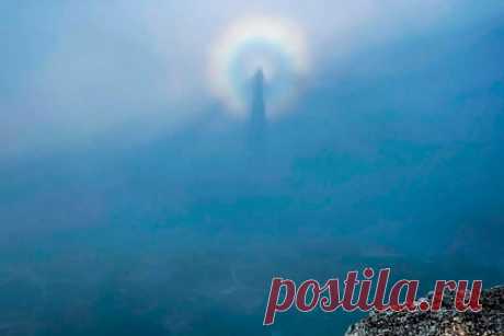 Необычное природное явление в горах Крыма попало на видео и удивило россиян. Необычное оптическое явление, которое заметили россияне в районе мыса Фиолент в Крыму, попало на видео и удивило пользователей в сети. На кадрах виден броккенский призрак — оптическое явление в виде радужного ореола, который обрамляет тень человека на тумане или облаке.