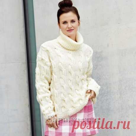 Свитер оверсайз с высоким воротником связан спицами замысловатыми косами из шерсти натурального белого цвета.