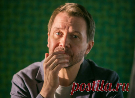 Евгений Миронов то ли прозрел, то ли «переобулся». Проснулся патриотизм или это продуманные действия.

– Либо «переобулся», либо «прозрел», – размышлял я. – А ведь когда-то был в первых рядах.
Прошло всего два месяца с того момента, как творческая интеллигенция хором высказалась на тему ВСО.
Одним из инициаторов коллективного письма театральных деятелей, осудивших действия нашей страны, был народный артист РФ Евгений Миронов.