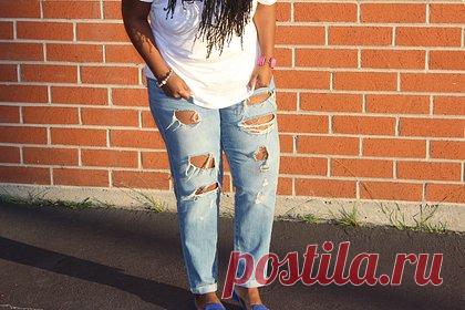 Стилист назвала вызывающие отвращение у людей вещи. Стилист Кристин Николсон назвала предметы гардероба, которые вызывают отвращение у людей. В первую очередь эксперт призвала избавиться от потертых и в то же время облегающих джинсов-скинни, а также от прозрачных туфель. Кроме того, специалист включила в данный список футболки с принтами и балетки.