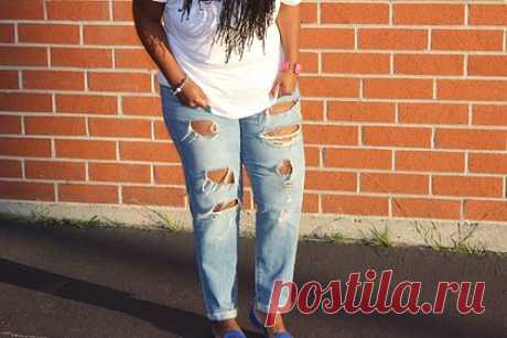 Стилист назвала вызывающие отвращение у людей вещи. Стилист Кристин Николсон назвала предметы гардероба, которые вызывают отвращение у людей. В первую очередь эксперт призвала избавиться от потертых и в то же время облегающих джинсов-скинни, а также от прозрачных туфель. Кроме того, специалист включила в данный список футболки с принтами и балетки.