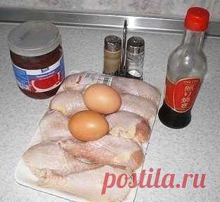 Курица  Римский легион
Ингредиенты:
Куриные бедра – 8-10 шт
Соевый соус 3 ст. л
Горчица 1 ст. л
Томатная паста 1 ст. л
Соль перец
Яйца 2 шт
Приготовление:
1. Бедрышки помыть, обсушить полотенцем и замариновать в соевом соусе. Соевый соус нужно брать темный – для маринада. Поливаем бедра и перемешиваем, что бы соус равномерно распределился и пропитался. Оставляем на 15-20 минут.
2. Затем добавим к бедрам томатную пасту. Можно и соус, но томатная паста лучше. Горчицу – любую...