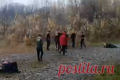 Массовая драка российских школьников попала на видео. Массовая драка школьников попала на видео в Республике Алтай попала на видео. Инцидент произошел на берегу реки в российском селе Майма. По данным канала, «стенка на стенку» сошлись больше 20 человек. Сначала подростки дрались группами, а потом посадили нескольких ребят в круг, и стали бить их кулаками и ногами.