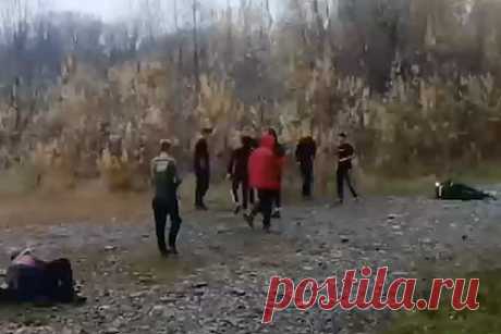 Массовая драка российских школьников попала на видео. Массовая драка школьников попала на видео в Республике Алтай попала на видео. Инцидент произошел на берегу реки в российском селе Майма. По данным канала, «стенка на стенку» сошлись больше 20 человек. Сначала подростки дрались группами, а потом посадили нескольких ребят в круг, и стали бить их кулаками и ногами.