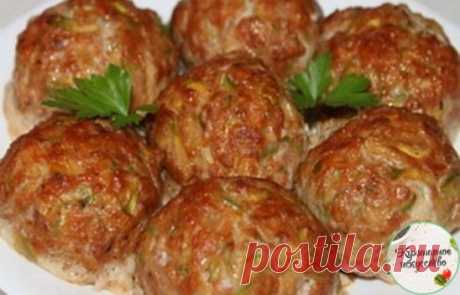 Ай-да вкуснятина!!! Греческие тефтели с кабачками. Попробуй и убедись! Просто потрясающий рецепт ! Возьмите себе на заметку!
Греческие тефтели с кабачками «Кефтедес» средиземноморские тефтели из мясного фарша с овощами, которые подают как в горячем, так и в холодном виде с соусом «Цацики». В оригинале их жарят, но мне больше нравятся в запеченном виде.
Ингредиенты:
600 г мясного фарша
2-3 молодых кабачка
2 яйца
1 луковица
3-4 зубчика чеснока
2 столовые ложки томатной пасты
3 столовые ло