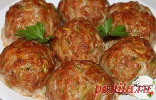 Ай-да вкуснятина!!! Греческие тефтели с кабачками. Попробуй и убедись! Просто потрясающий рецепт ! Возьмите себе на заметку!
Греческие тефтели с кабачками «Кефтедес» средиземноморские тефтели из мясного фарша с овощами, которые подают как в горячем, так и в холодном виде с соусом «Цацики». В оригинале их жарят, но мне больше нравятся в запеченном виде.
Ингредиенты:
600 г мясного фарша
2-3 молодых кабачка
2 яйца
1 луковица
3-4 зубчика чеснока
2 столовые ложки томатной пасты
3 столовые ло