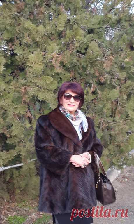 Առօրյա հոգսերից դուրս..🌷.
Աշխատանքային խորհրդակցության ավարտին արված լուսանկարներ....հոգնածությունը թոթափելու հույսով:
Որքան քեզ բարձր պահես,անառիկ,այնքան ցանկալի կլինես անշուշտ:Դու ամբողջ կյանքում հիշիր, որ մարդիկ բարձրունք են սիրում և ոչ թե անդունդ: