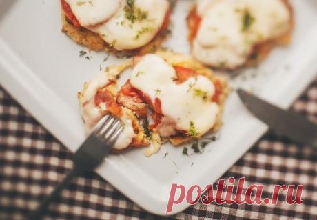 Драники с помидорами и беконом