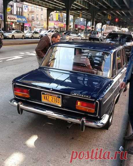 ВАЗ 2103 в Бруклине собирает толпы зевак