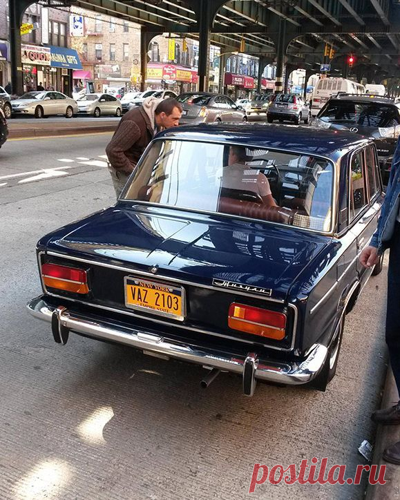 ВАЗ 2103 в Бруклине собирает толпы зевак