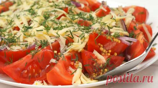 Когда на улице жарко, совсем не хочется стоять у плиты, да и жирные блюда в такую погоду как-то кушать не хочется. И всегда на помощь приходят рецепты салатов: не с майонезом и колбасой, а с первыми свежими овощами и ароматной заправкой. Салат с помидорами «Гости на пороге» тоже из этой серии. Для его приготовления понадобится …