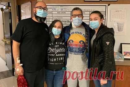 Мужчина пожертвовал почку незнакомцу из интернета и стал его другом. В Северной Каролине, США, мужчина пожертвовал почку незнакомцу из интернета и стал его близким другом. Оказалось, что между мужчинами много общего, вплоть до одинаковых имен сыновей. Донор Крис Перез узнал о Стиве Сандерсе, которому требовалась трансплантация, от своей жены.