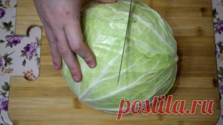 Салат из капусты с необычной подачей: сытно, вкусно и доступно - Идеи для жизни - медиаплатформа МирТесен Обычный салат из капусты легко превратить в кулинарный шедевр. Особых усилий для этого не понадобится. Достаточно всего лишь внести в рецепт некоторые изменения. Такой салат прост в приготовлении и необычен одновременно. Попробовать такое блюдо и забыть о его существовании не получится. Скорее