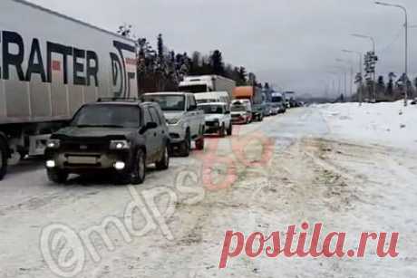 В России на «трассе смерти» образовалась 50-километровая пробка. В Ханты-Мансийском автономном округе (ХМАО) на автодороге Тюмень — Ханты-Мансийск, которую прозвали «трассой смерти», образовалась 50-километровая пробка. По предварительным оценкам, причиной затора стали плохие погодные условия. «Трасса смерти» получила свое название из-за частых ДТП со смертельным исходом.