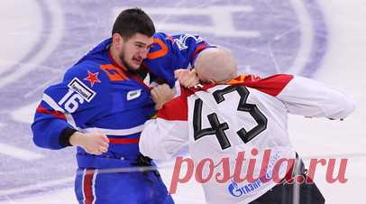 «Посмотрите на наших арбитров — кого они могут разнять?»: драка Зинченко и Вербы вызвала резонанс в хоккейном мире. Драка между Иваном Зинченко и Марком Вербой в матче регулярного чемпионата КХЛ между СКА и «Авангардом» вызвала бурное обсуждение в хоккейном сообществе. Сразу после встречи наставник петербуржцев Роман Ротенберг обрушился с критикой на судей, которые не сумели остановить нападающего омичей, когда он наносил удары по лежавшему на льду оппоненту. По мнению специалиста, таким…