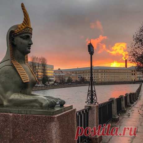 Египетская сила... Или невезучий мост в Петербурге. 
Не возможно представить себе Петербург без мостов. Речь идёт о Египетском мосте в Петербурге, который был построен в разгар египтомании в городе. Мост получил прозвище &quot;поющий&quot;. И даже петербургская газета гласила:&quot; Поющий мост. Оказывается ,что и такой есть в Петербурге . Это Египетский...