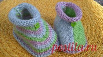 Пинетки

Набрать сиреневой нитью 40 п.,провязать 1 ряд изн.п.. Затем сделать прибавления в каждом 2-м р.
 2 л.п,накид,16 л.п.,накид,4 л.п.,накид,16 л.п.,накид,2 л.п..
 3 л.п.,нак.,16 л.п.,нак.,6.л.п.,нак.,16 л.п.,нак.,3.л.п..
 4 л.п.,нак.,16.л.п.,нак.,8.л.п.,нак.,16.л.п.,нак.,4.л.п..
 5.л.п.,нак.,16.л.п.,нак.,10.л.п.,нак.,16.л.п.,нак.,5.л.п..

Продолжать изн.гладью эти 56 п. 3 ряда. Затем связать 28 п. бирюзовой нитью,28 п.салатовой нитью,перекрещивая нитки на изн.стороне....