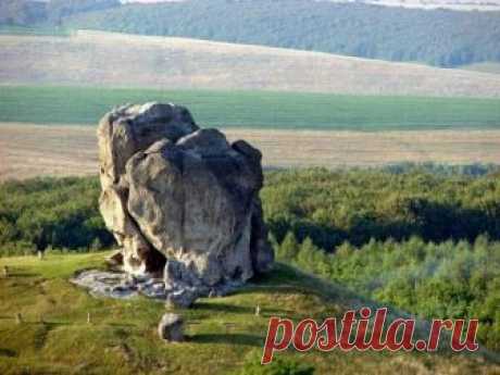 Чортів камень, с. Подкамень, Львовская обл.
Холм с Чертовым камнем и давним кладбищем, с. Подкамень, Львовская обл
