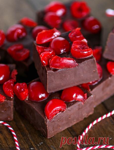 Chocolate Cherry Fudge - Sprinkle Some Sugar No need to head to the candy store with this creamy chocolate fudge! Topped with sweet and juicy cherries, you have one amazing treat!