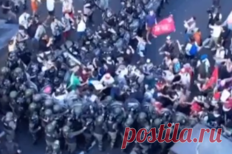 В Аргентине на акции протеста с участием двух тысяч человек начались стычки. Правоохранители применили дубинки и слезоточивый газ.