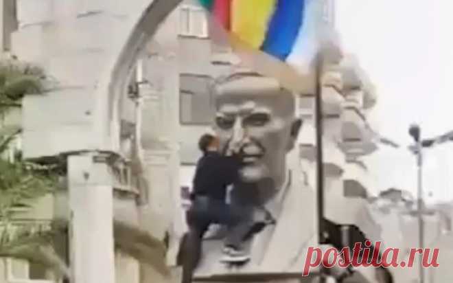 В пригороде Дамаска жители снесли бюст отца Асада. Видео. Жители сирийской Джараманы — пригорода Дамаска — снесли бюст Хафеза Асада с постамента во время протестной акции. Днем 7 декабря вооруженные повстанцы сообщили о взятии города на подступах к столице