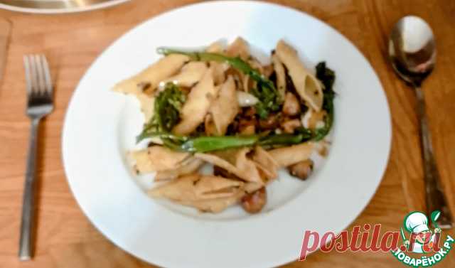 Лапша с грибами в мисо соусе. Лапша с грибами, броколлети в остром мисо соусе с имбирём и чесноком готовится всего за 10 минут. Для удобства лапшу можно заменить макаронными изделиями Пенноне Ригати или Таглиателли. В этом случае её приготовление в соответствии с инструкцией занимает не более 10 минут. Соус и лапша будут готовы одновременно. Что может быть лучше после длинного рабочего дня или когда просто хочется собраться всей семьёй за ужином?!