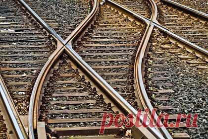 На Украине пассажирский поезд сошел с рельсов. Локомотив и первый вагон пассажирского поезда сошли с рельсов под Тернополем на Украине. Об этом сообщает пресс-служба «Укрзалізниці» («Украинская железная дорога»). В результате инцидента никто не пострадал. Пассажиры, направлявшиеся из Рахива в Киев, пересели на другие поезда.