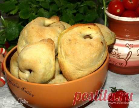 Закусочные пирожки с хеком и картофелем.Тесто
мука 310 г,
сливочное масло
50 г,
вода
150 г,
соль
½ ч. л.,
разрыхлитель
1 ч. л.
Начинка
Медальоны хека ТМ «Капитан вкусов»
250 г,
лук репчатый
50 г,
морковь тертая
50 г,
картофель вареный в мундире
100 г,
зелень рубленая
2 ст. л.,
соль
по вкусу,
перец черный молотый
по вкусу,
растительное масло
½ ст. л,.
сливочное масло
35 г,
чеснок
1 зубчик