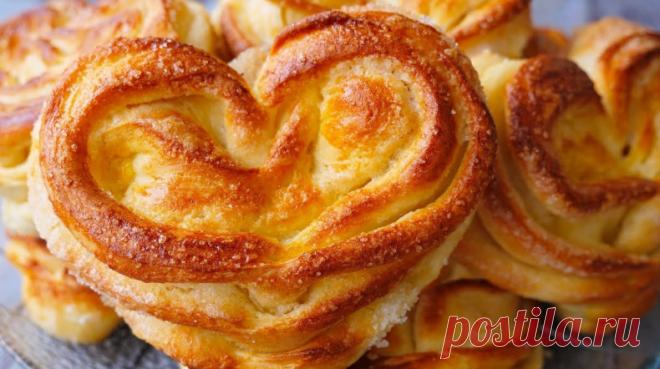 Сахарные плюшки как в детстве у бабушки
Сегодня я хочу поделиться с вами рецептом, который точно вернёт вас в детство — это нежнейшие сахарные плюшки. Мягкое, воздушное тесто, карамельная сладкая корочка и тот самый вкус, который невозможно забыть. 

Ингредиенты (на 12 плюшек):  
- Мука 600 - 700 гр
- Молоко - 150 мл
- Вода - 150 мл
- Яйца - 2 шт
- Сахар - 50 гр
- Дрожжи сухие - 7 гр
- Соль - 0,5 ч.л.
- Растительное масло - 80 мл
- Ванильный сахар - по вкусу
- Сахар для по...