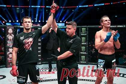 Назван гонорар брата Нурмагомедова за защиту титула чемпиона Bellator. Российский боец смешанного стиля (ММА) Усман Нурмагомедов заработал 150 тысяч долларов за бой с американцем Брентом Примусом, в котором он защитил титул чемпиона Bellator в легкой весовой категории. Уступивший в поединке представитель США получил столько же. Самый большой гонорар на турнире получила Крис Сайборг.