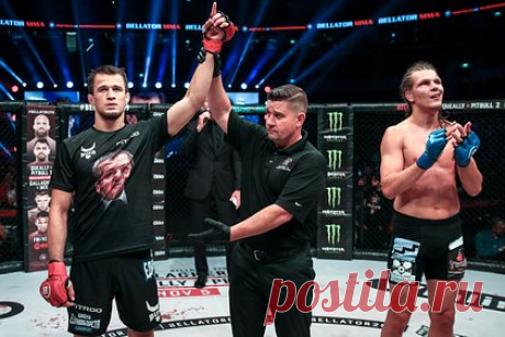 Назван гонорар брата Нурмагомедова за защиту титула чемпиона Bellator. Российский боец смешанного стиля (ММА) Усман Нурмагомедов заработал 150 тысяч долларов за бой с американцем Брентом Примусом, в котором он защитил титул чемпиона Bellator в легкой весовой категории. Уступивший в поединке представитель США получил столько же. Самый большой гонорар на турнире получила Крис Сайборг.