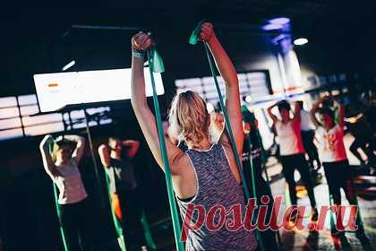 Фитнес-эксперт раскрыл правило эффективной тренировки. Американский фитнес-тренер Джордан Смит раскрыл правило эффективной тренировки. Эксперт заявил, что необходимо выполнять не более 3-8 упражнений, делая в каждом три-четыре подхода с 6-12 повторениями в них. Он подчеркнул, что новичкам лучше всего нанять персонального тренера.