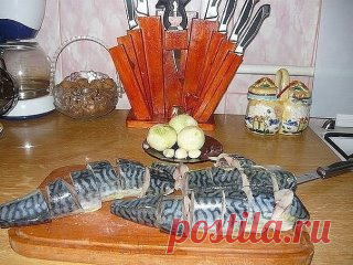 Маринуем скумбрию! Пальчики оближешь!!
Рыбу и морепродукты обожаю любые и в любом виде,но свою маринованную скумбрию не поменяю ни на что(разве что на хороший кусочек сёмги). Пробовала мариновать разную рыбку,но скумбрия получается высший класс. Итак, вступление закончено,теперь за дело!!
Берём 3 штучки скумбрии мороженой,моем,чистим и режем на вот такие кусочки.Главное в этом деле,не дать рыбке ЗАТОРМОЗИТЬСЯ,все манипуляции проводим с мороженной скумбрией!!
Чистим и нарезаем 3 луковки и 3 зуб