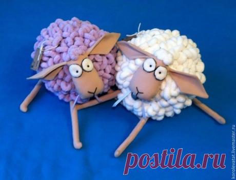 Забавная овечка
МК здесь https://www.livemaster.ru/topic/1048783-shem-pushistu..
