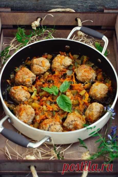 ​Тефтели с кабачками Ингредиенты:
Мясной фарш &mdash; 500 гЯйцо &mdash; 1 шт.Кабачки &mdash; 300 гЛук &mdash; 50 гЧеснок &mdash; 2–3 зубчикаСоль &mdash; по вкусуПерец чёрный молотый &mdash; по вкусуДля соуса:
Лук &mdash; 100 гМорковь &mdash; 100 гКабачки &mdash; 300 гТоматная паста &mdash; 50 гСоль &mdash;...
