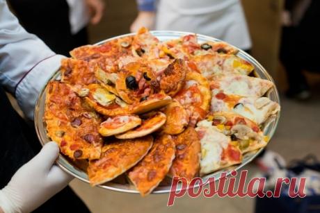 Мини-пиццы с ветчиной и грибами Ингредиенты:
Мука &mdash; 2 стак.Дрожжи &mdash; 2 ч. л.Сахар &mdash; 1 ч. л.Соль &mdash; 0,5 ч. л.Масло оливковое &mdash; 3 ст. л.Вода &mdash; 200 млМоцарелла &mdash; 200 гПомидоры (в собственном соку) &mdash; 1 банкаПомидор свежий &mdash; 1 шт.Ветчина &mdash; 100 гКолбаса копченая...