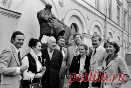 Эпоха лучших!  
Юрий Соломин, Элина Быстрицкая, Иван Любезнов, Виктор Борцов, Роман Филиппов, Елена Цыплакова, Виталий Соломин, Нелли Корниенко, 1982!