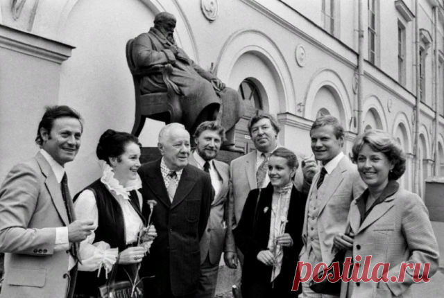 Эпоха лучших!  
Юрий Соломин, Элина Быстрицкая, Иван Любезнов, Виктор Борцов, Роман Филиппов, Елена Цыплакова, Виталий Соломин, Нелли Корниенко, 1982!