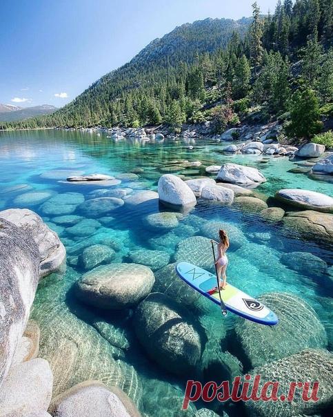 Озеро Тахо - это большое пресноводное озеро в горах Сьерра-Невада, расположенное на границе Калифорнии и Невады. Он известен своими прекрасными пляжами с чистой водой и горнолыжными курортами.