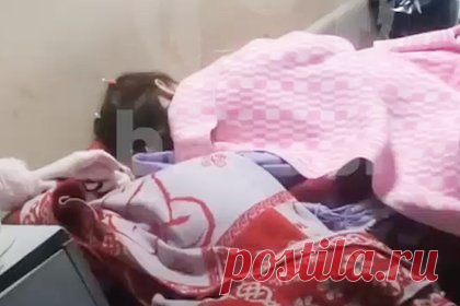 На российском вокзале женщина угрожала убить себя и дочь в комнате охраны. На Южном автовокзале в Уфе женщина угрожала убить себя и пятилетнюю дочь после просьбы покинуть комнату охраны. Она прибыла вместе с ребенком в столицу Башкирии поздно ночью. Девочка устала в дороге и хотела спать. Ее мать решила организовать ночлег прямо в служебном помещении в здании российского вокзала.